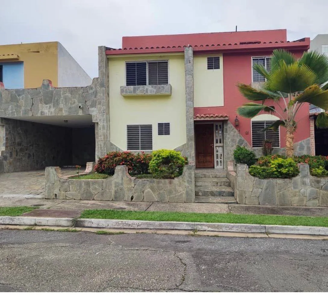 Casa en Venta en Res. Parque Mirador, av Cuatricentenaria vía Guataparo — 5 hab 303m² — USD 160,000