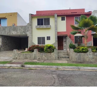 Casa en Res. Parque Mirador, av Cuatricentenaria vía Guataparo