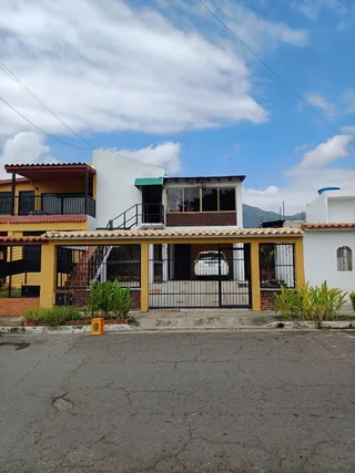 Casa en vía de servicio de la esmeralda