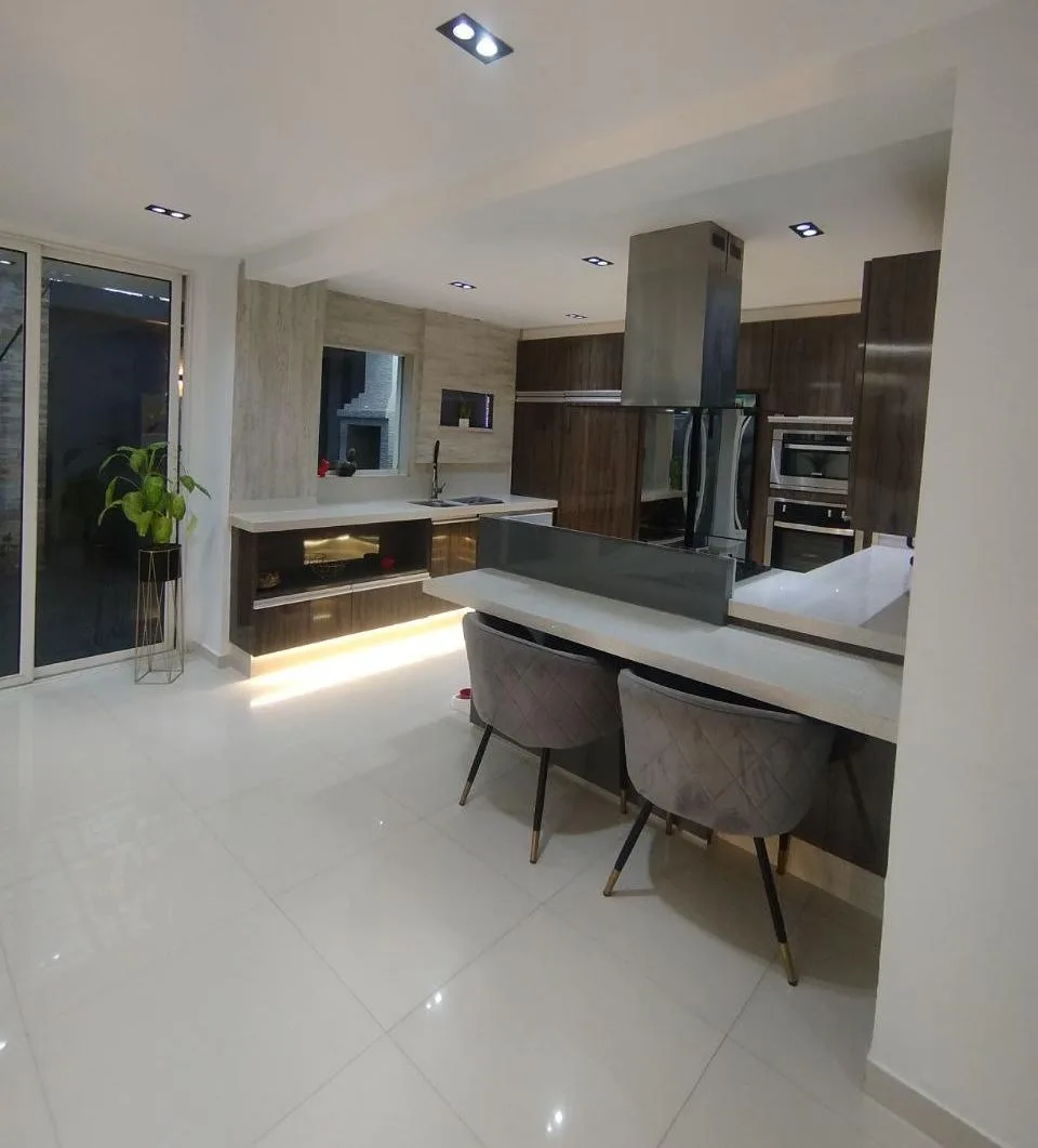 Townhouse en Venta en Mañongo, Res. Monte Libano — 3 hab 168m² — USD 170,000