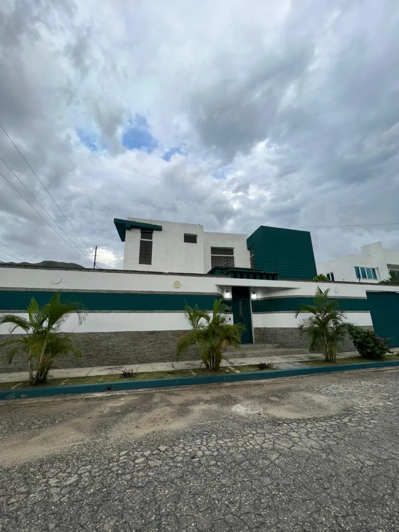 Casa en Venta en Mañongo — 5 hab 570m² — USD 350,000