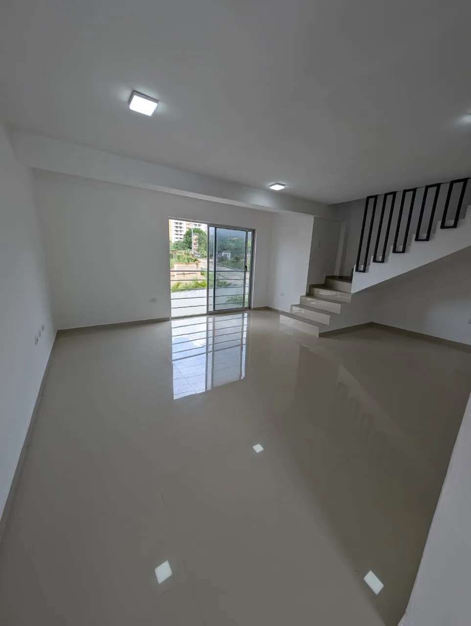 Townhouse en Venta en Villas Altos de Aricagua, Mañongo — 3 hab 110m² — USD 120,000