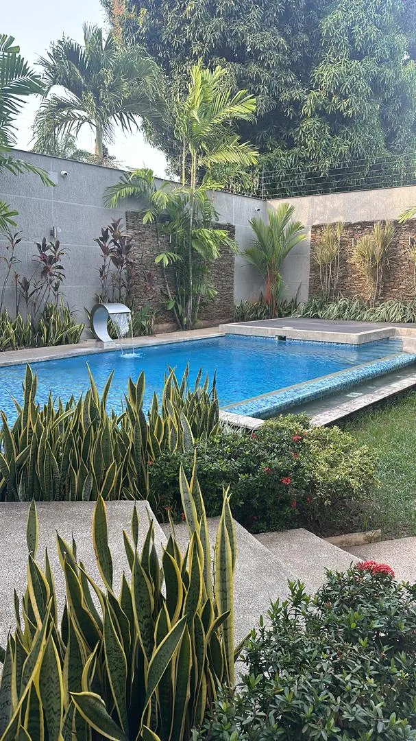 Casa en Venta en Urbanización La Viña — 7 hab 560m² — USD 800,000
