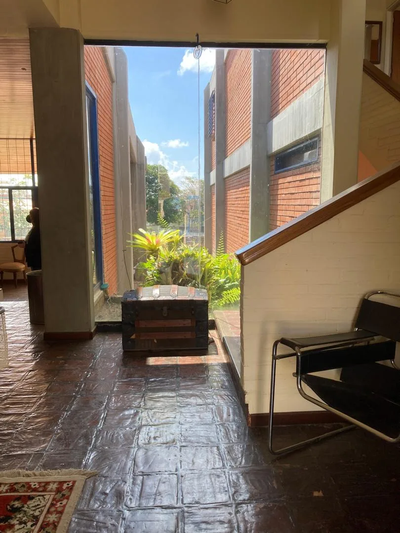 Casa en Venta en Colinas de Tamanaco — 6 hab 450m² — USD 500,000