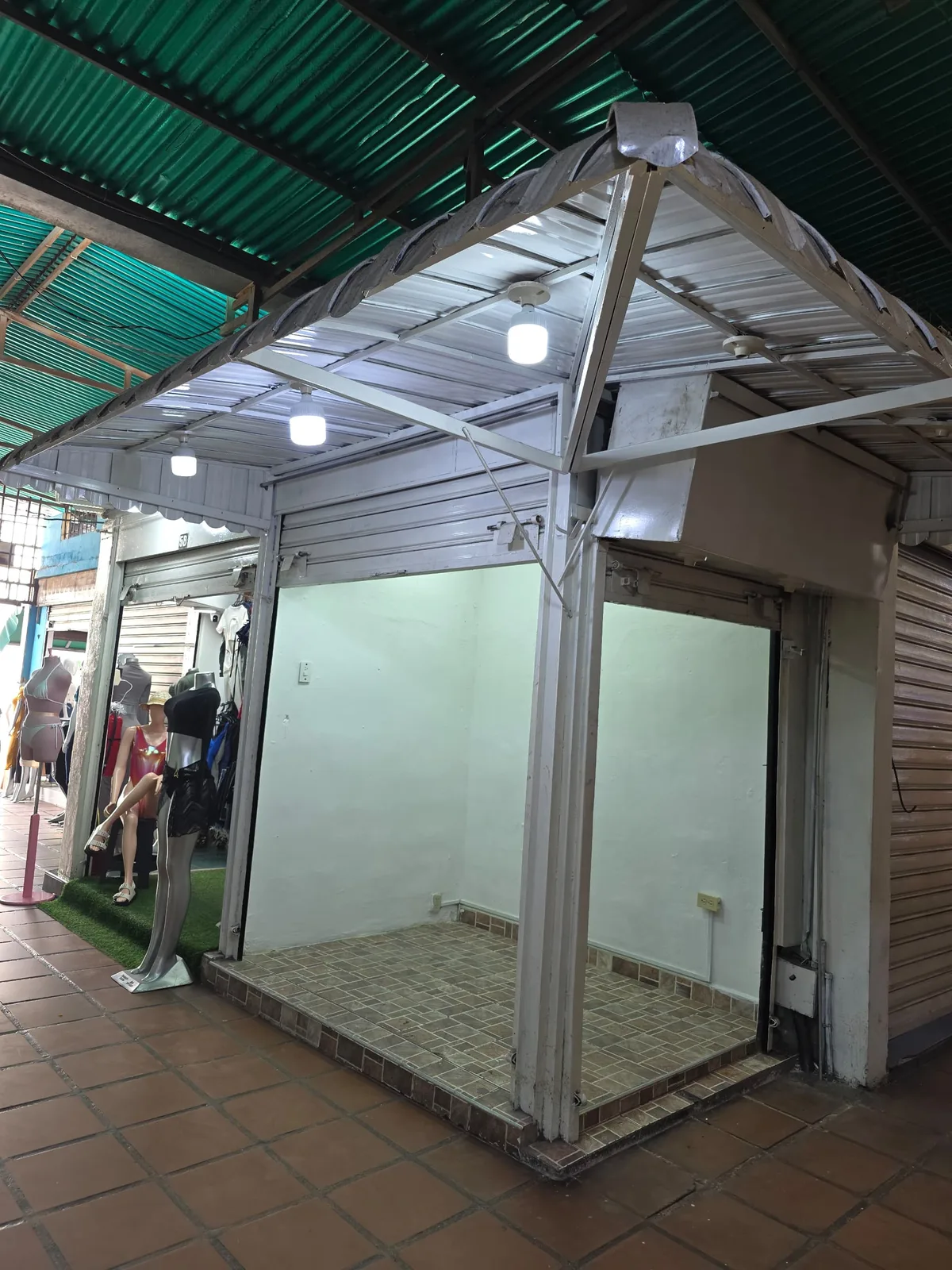 Local en Alquiler en Centro de Guacara 4m² — USD 100