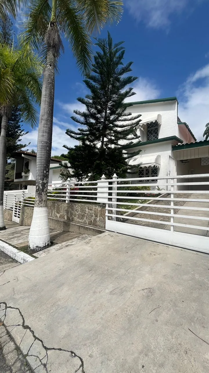 Casa en Alquiler en Urb. El Castaño — 6 hab — USD 1,600