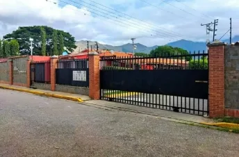 Casa en Venta en Resd. La Ponderosa, San Diego, AV. LA HOYADA — 3 hab 210m² — USD 80,000
