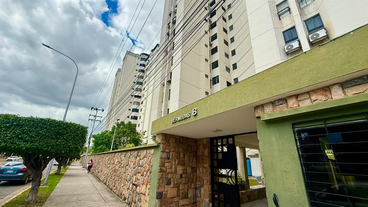 Apartamento en Venta en Res. Bermudas, Urb. La Granja — 3 hab 92m² — USD 68,000