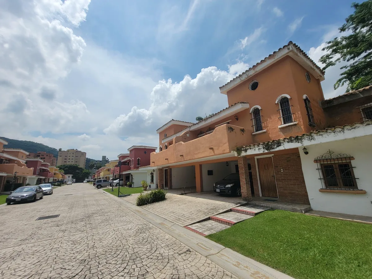 Casa en Venta en Piedras Pintadas, conjunto privado Puerta de Hierro — 4 hab 300m² — USD 220,000