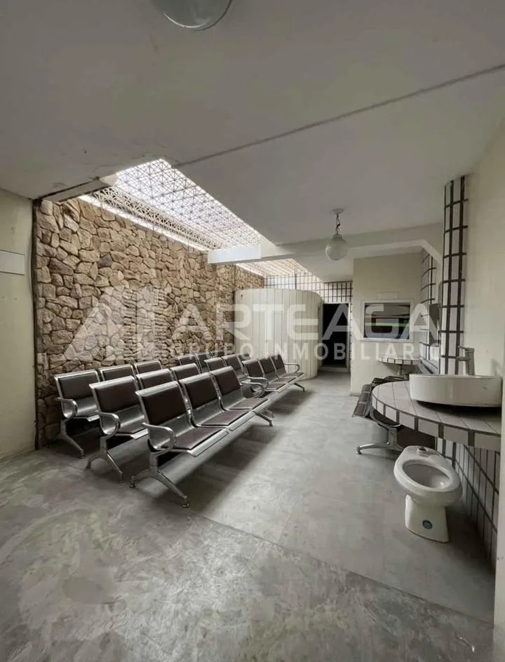 Casa en Venta en Avenida Bolívar, Norte de Valencia detrás del Centro Comercial Guaparo, calle de los Colegios — 20 hab 1075m² — USD 400,000