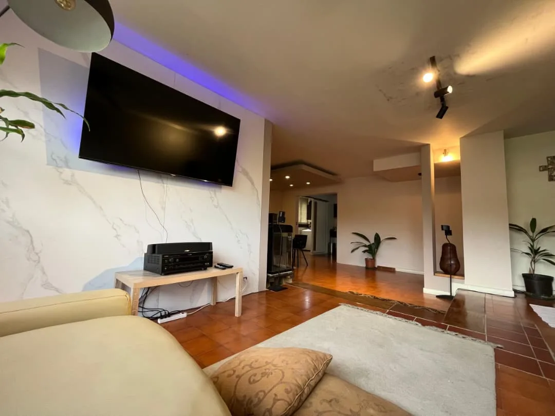 Apartamento en Venta en Los mangos. Res. Las Cristinas. Valencia. — 3 hab 124m² — USD 75,000