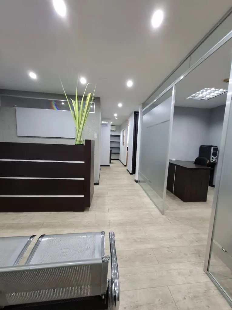 Oficina en Alquiler en Torre 4, Av. Cedeño Valencia — 10 hab 150m² — USD 3,000