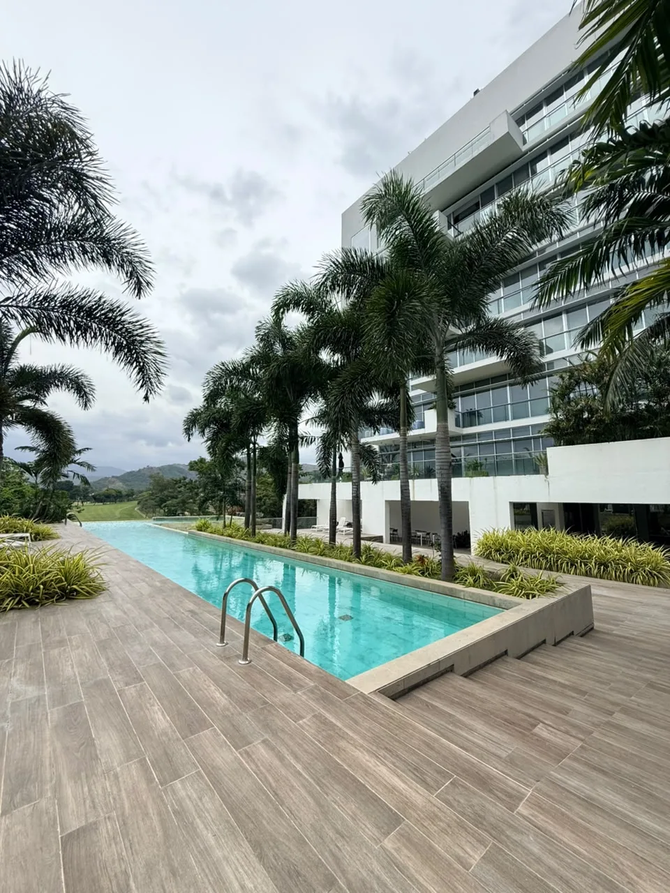 Penthouse en Venta en Terrazas del Country (Guataparo) — 4 hab 459m² — USD 1,100,000