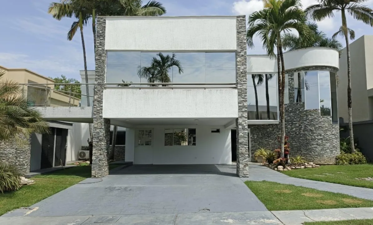 Casa en Venta en Villas de Laguna Club, Guataparo — 3 hab 580m² — USD 500,000