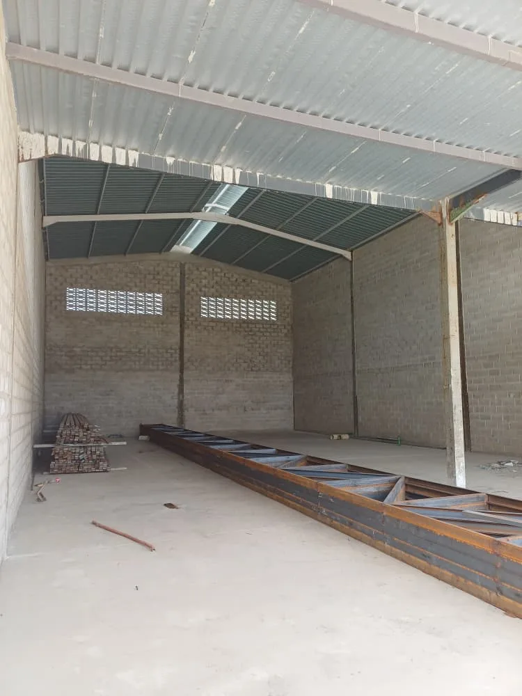 Galpón en Alquiler en Centro Comercial Industrial Monte Real 400m² — USD 1,000