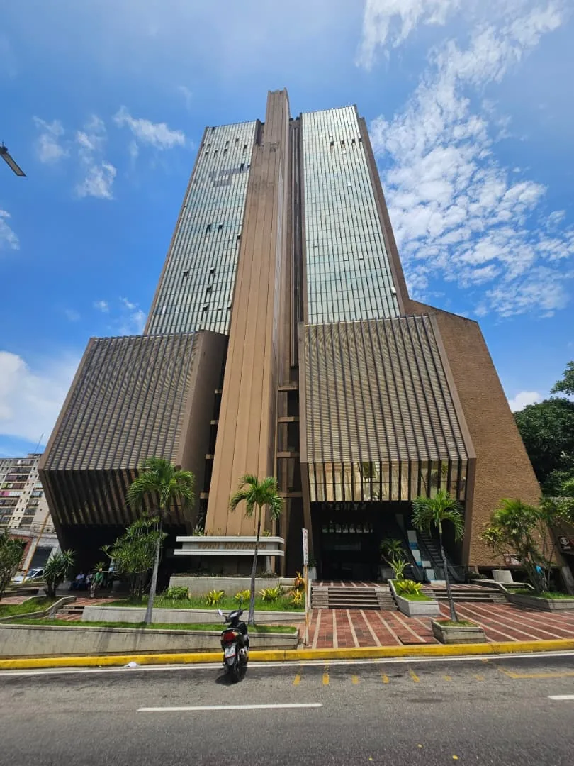Oficina en Venta en Av. Cedeño Torre Empresarial — 2 hab 52m² — USD 30,000