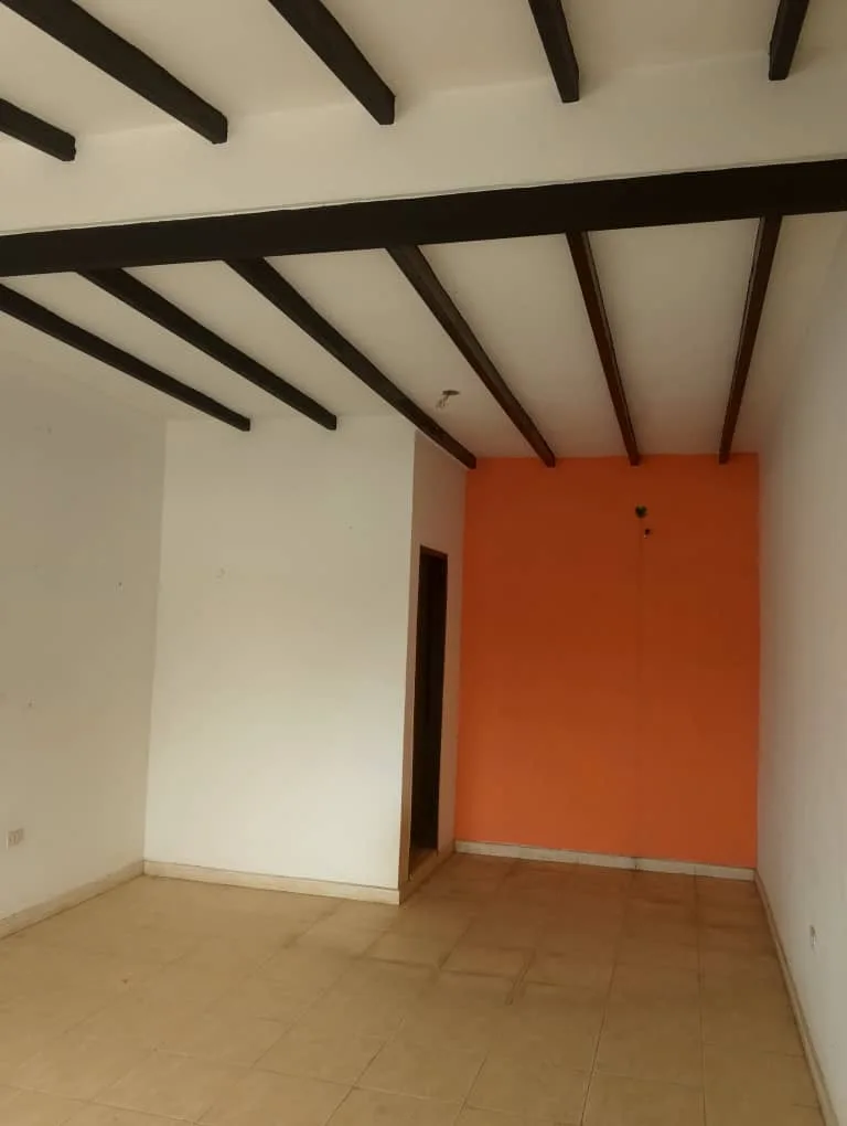 Local en Alquiler en Santa Rosa, Valencia — 1 hab 30m² — USD 200