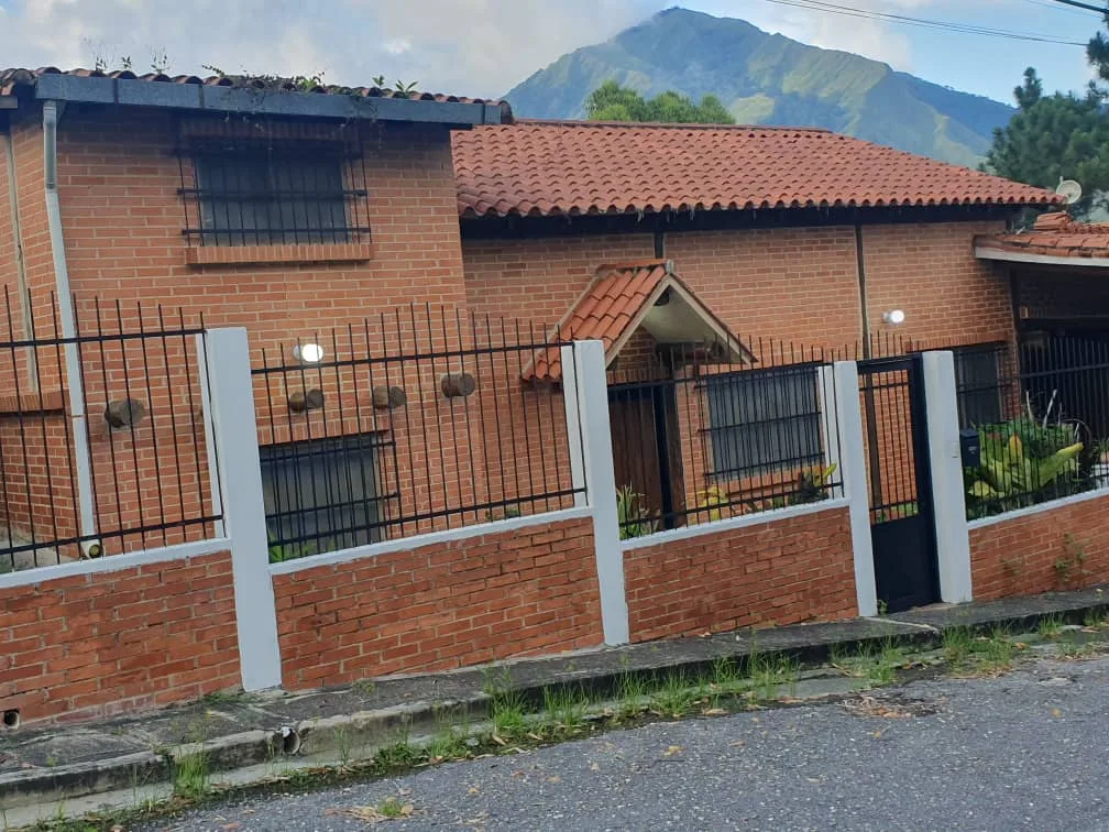 Casa en Venta en Urbanización la Entrada, Naguanagua — 4 hab 300m² — USD 68,000