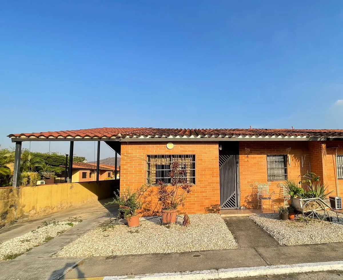 Casa en Venta en Urbanización Las Trianas, Pueblo de san Diego, Carabobo — 5 hab 233m² — USD 65,000