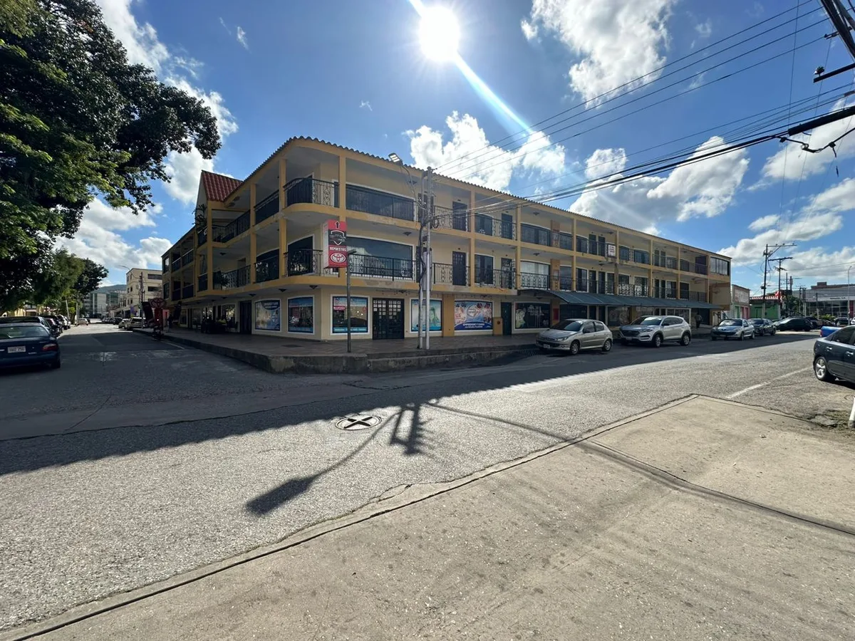 Oficina en Venta en Centro comercial el Hatillo, al lado de la iglesia la Begoña de Naguanagua 56m² — USD 38,000