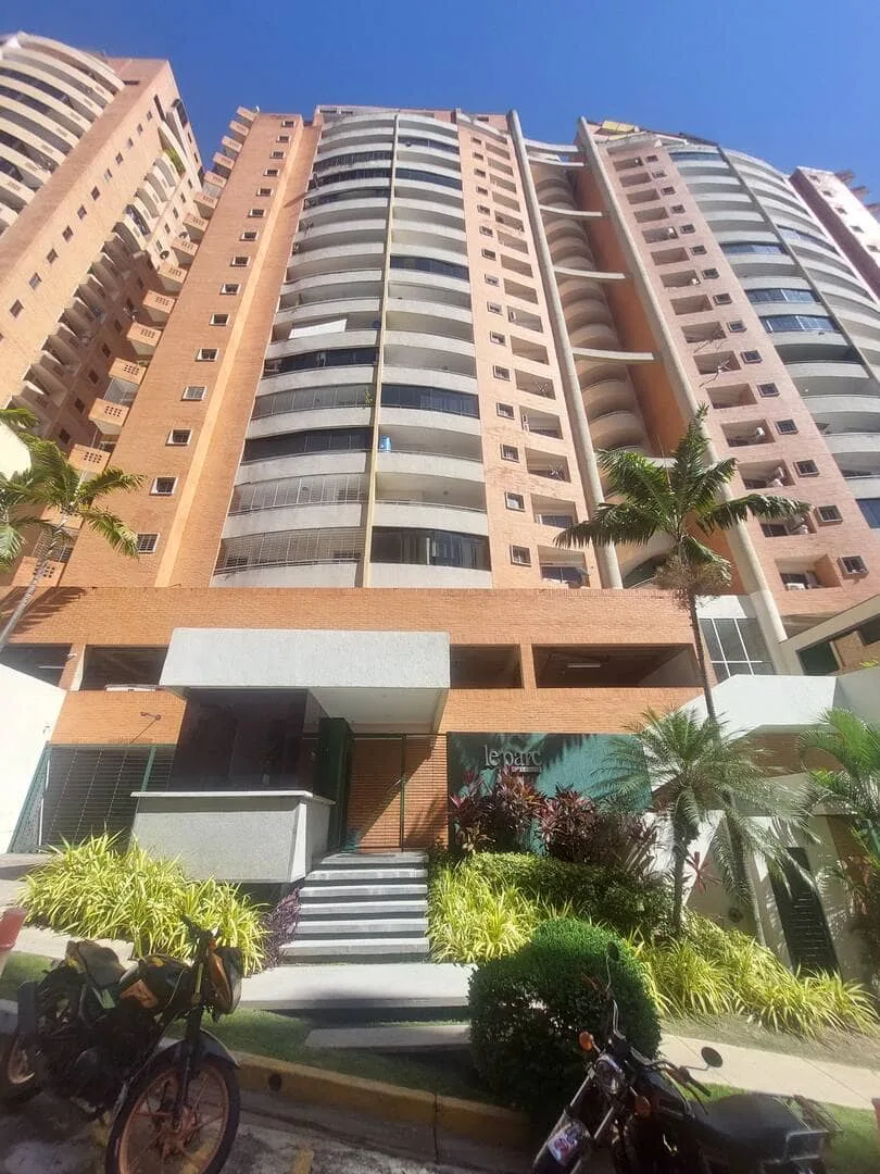 Apartamento en Venta en Residencias LE PARC SUITE Urb el Parral — 3 hab 109m² — USD 120,000