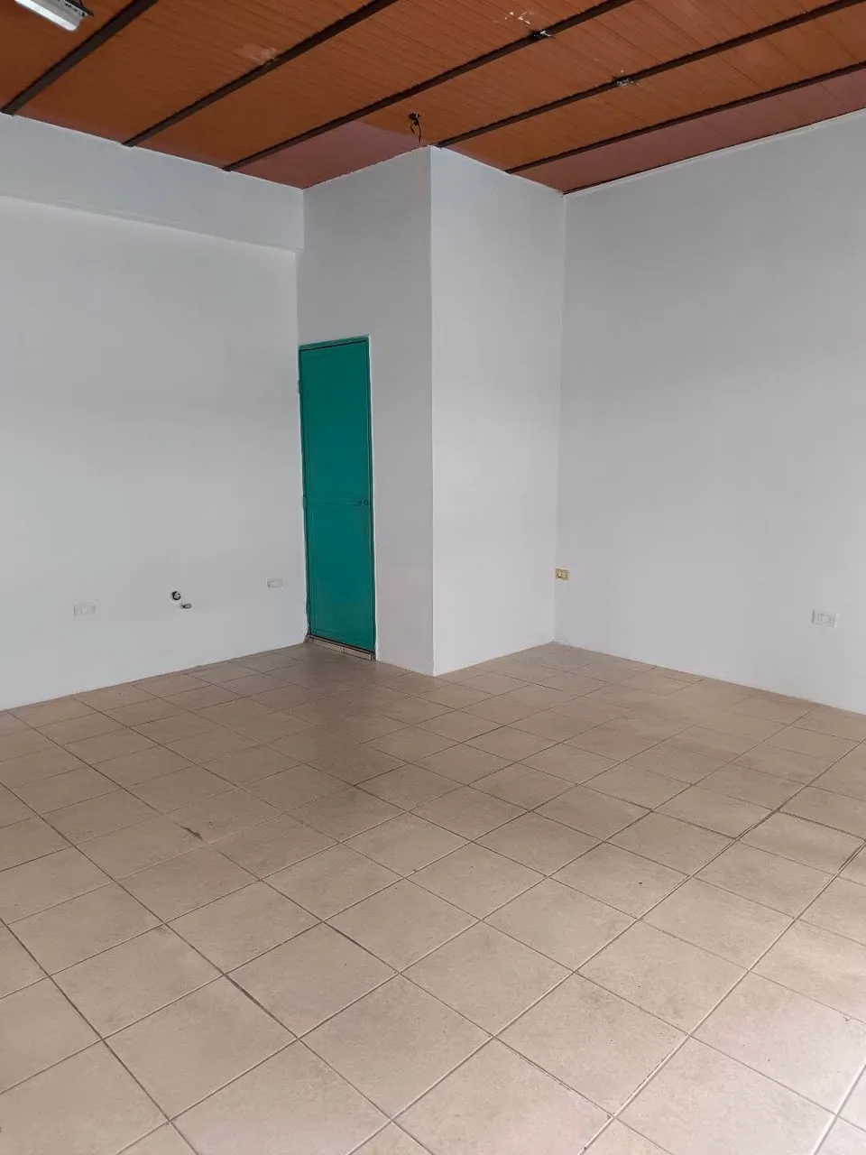 Local en Alquiler en Calle Sánchez Carrero 25m² — USD 150