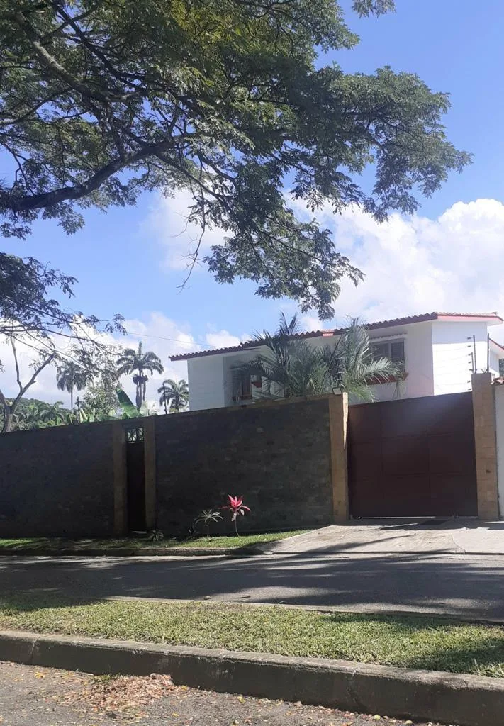 Casa en Venta en Colinas de Guataparo — 4 hab 350m² — USD 150,000