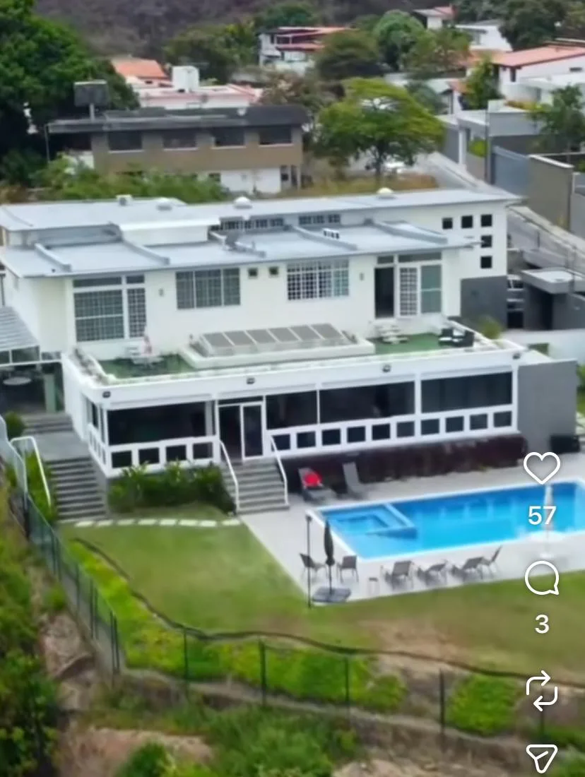 Casa en Venta en Prados del Este — 5 hab — USD 1,200,000