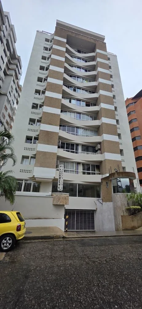 Apartamento en Alquiler en Resid. Macarena, Urb, El Bosque — 2 hab — USD 450