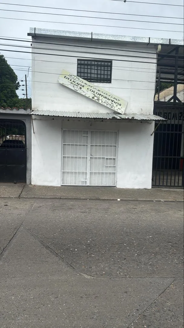 Local en Alquiler en Av. San Juan Vianney, Valencia 30m² — USD 250