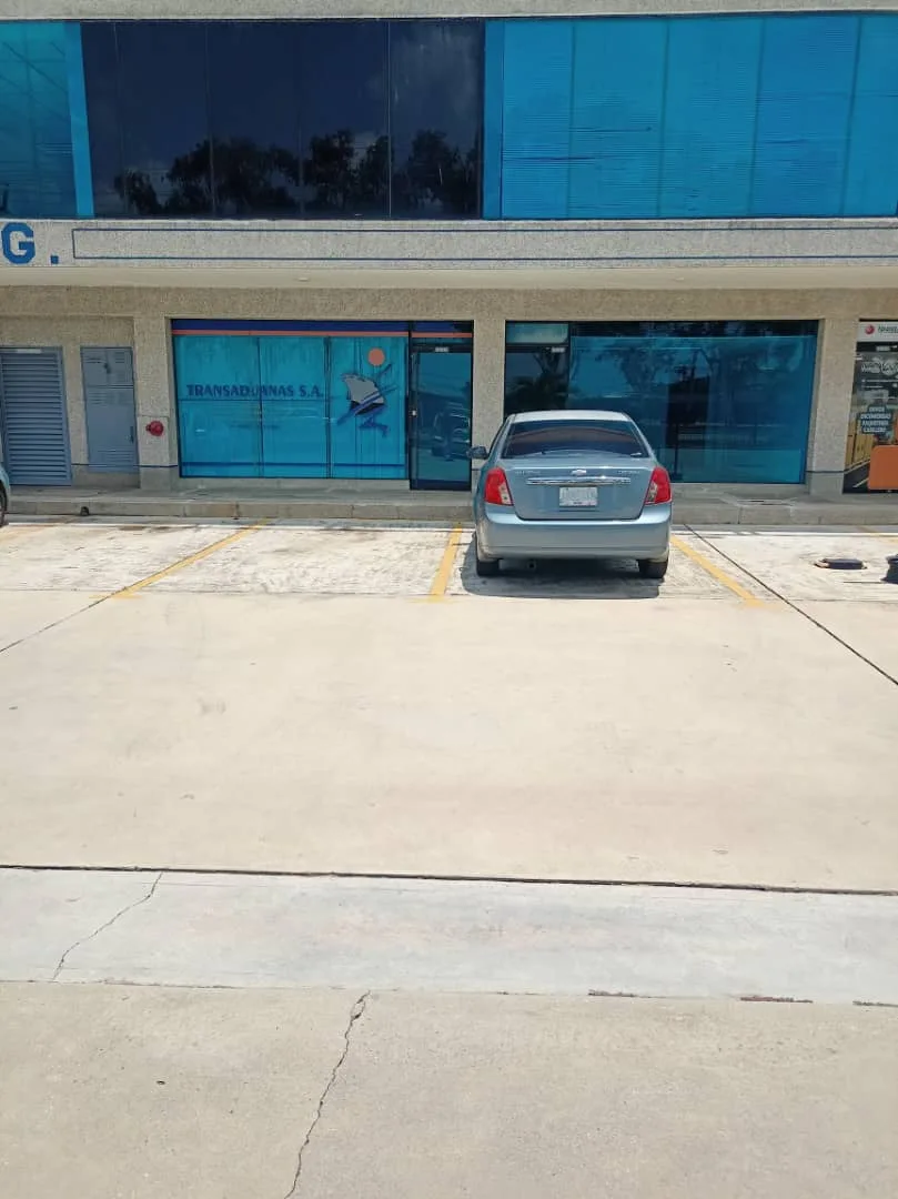 Local en Venta en C. C. Aerocentro Internacional Valencia 65m² — USD 32,000