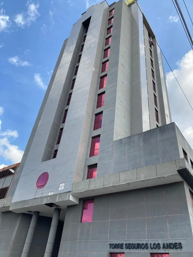 Oficina en Alquiler en Torre Seguros Los Andes — 3 hab 67m² — USD 280