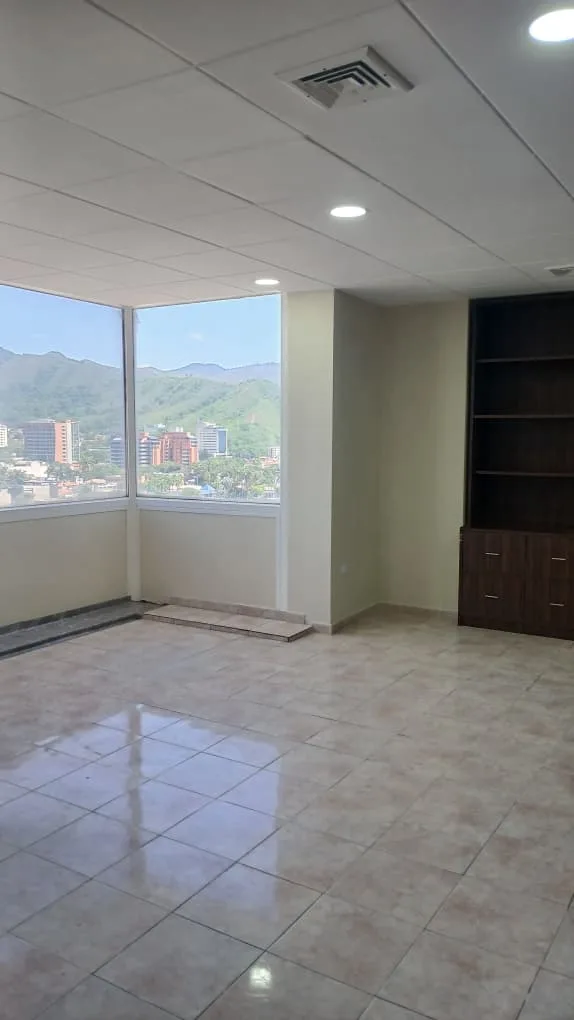 Oficina en Alquiler en Av. Bolívar, torre Camoruco. Valencia. 105m² — USD 700