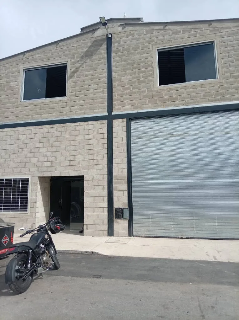 Galpón en Alquiler en Centro Industrial Comercial Monte Real, San Diego 500m² — USD 1,500