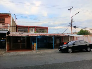 Casa en CASA COMERCIAL EN LA VIVIENDA POPULAR DE LOS GUAYOS