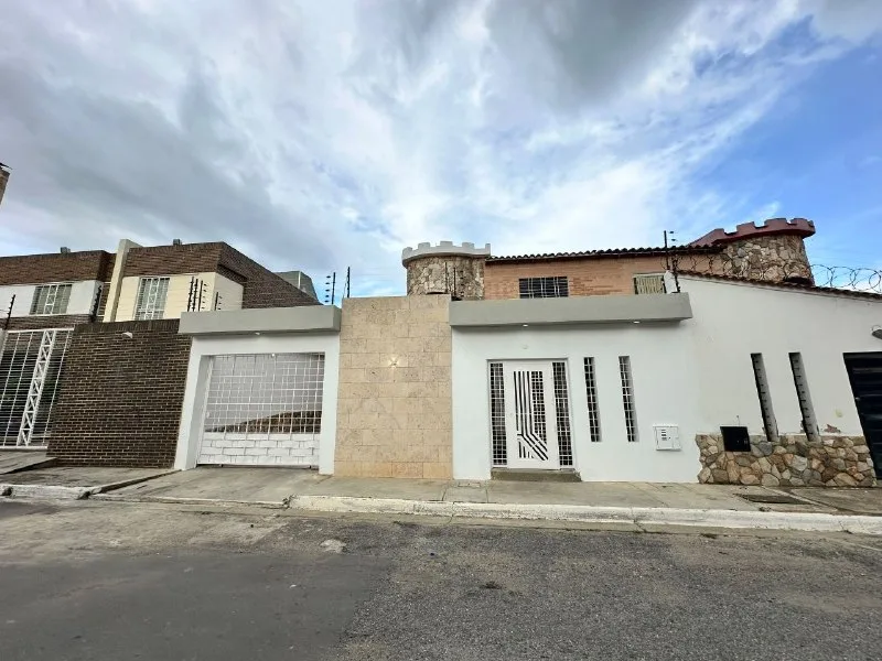 Casa en Venta en Jardín Mañongo — 5 hab 235m² — USD 190,000
