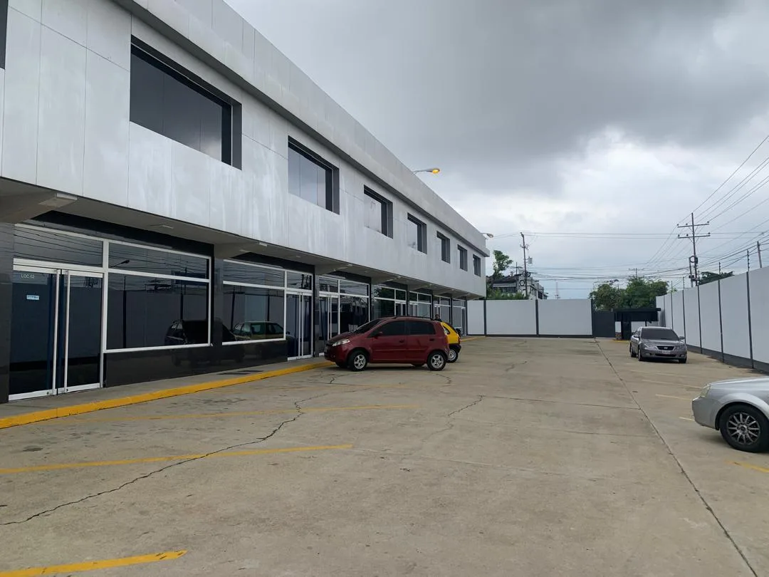 Local en Alquiler en Zona Industrial Municipal Norte,  Valencia.  (ZIMN) 166m² — USD 900