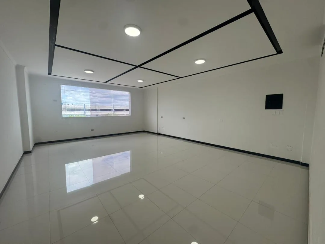 Oficina en Alquiler en Zona Industrial Municipal Norte, Valencia, (ZIMN) — 15 hab 355m² — USD 1,800