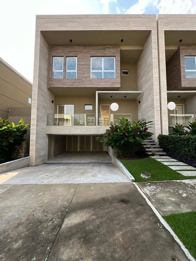 Townhouse en Venta en CUMBRES DE GUATAPARO — 4 hab 247m² — USD 600,000